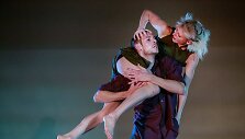 Kauno &scaron;okio teatro &bdquo;Aura&ldquo; premjera &ndash; &scaron;okio spektaklis &bdquo;Noriu maitinančios dienos i&scaron; tavo rankų&ldquo;