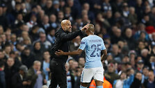 Pepas Guardiola buvo pa&scaron;alintas į tribūnas, kai užsipuolė teisėją per Čempionų lygos rungtynes Mančesteryje.