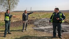 Policija įvykio vietoj apklausia kaimyną, kuris degino &scaron;iuk&scaron;lių krūvą &scaron;alia užsidegusių Krakūnų kaimo pastatų