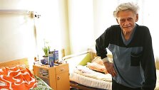 alatoje lankytojams rodydamas, ant kurios spintelės krauti lauktuves, P.Grybauskas &scaron;maik&scaron;čiai neatsisakė ir &scaron;viežio dienra&scaron;čio numerio: &bdquo;Ne tik laikra&scaron;tį &ndash; a&scaron; ir moteri&scaron;kę dar paimčiau!&rdquo;