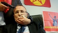Turkijos prokurorui Mehmetui Selimui Kirazui į galvą įremtas ginklas.