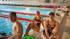 Ieva Serapinaitė (de&scaron;inėje), Laura Asadauskaitė Zedneprovskienė ir Justinas Kinderis &ndash; vėl plaukimo pratybose.