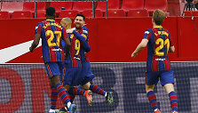 Lionelis Messi su komandos draugais &scaron;venčia įvartį