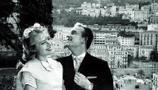 Grace Kelly ir princas Rainieras vestuvių i&scaron;vakarėse 1956 m. balandžio 17 d. Monake