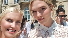Marija Lama ir Karlie Kloss Paryžiaus auk&scaron;tosios mados savaitėje