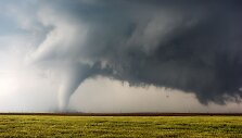 Drąsi fotosesija greta besiartinančio tornado Kanzase