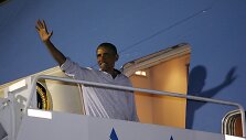 Barckas Obama su dukromis po atostogų Havajuose i&scaron;skrido namo