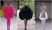 &bdquo;Giambattista Valli&ldquo; ir &bdquo;Juana Martin&ldquo; (centre) 2022&ndash;2023 m. rudens ir žiemos sezono auk&scaron;tosios mados kolekcijos modeliai 