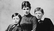 Jennie Jerome Churchill su vaikais &ndash; jaunesniuoju Jacku (kairėje) ir Winstonu. 1889 m.