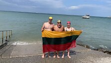 Du lietuviai perplaukė Laman&scaron;ą, J.Krylovaitė &ndash; de&scaron;inėje, N.Anikejevas - kairėje