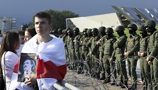 Protestuotojas Minske laiko Aliaksandro Luka&scaron;enkos nuotrauką