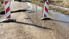 Priekulės seniūnijoje vanduo i&scaron;graužė kelią