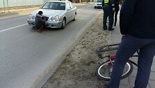 Tauragėje &bdquo;be rankų&ldquo; dviračiu važiavęs paauglys buvo partrenktas automobilio