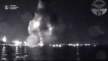 Nufilmuota, kaip Ukrainos žvalgybos jūriniai dronai sunaikino du rusų katerius