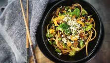 Wok su vi&scaron;tiena, edamame pupelėmis ir saldžiai a&scaron;triu padažu
