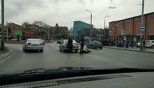 &bdquo;Peugeot&ldquo; ir motociklo avarija Kauno pilies žiede
