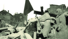 Raudonarmiečiai ant apsnigtų Klaipėdos griuvėsių kelia raudonąją vėliavą, 1945 m. sausio 28 d. 