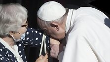 Popiežius pabučiavo Holokaustą i&scaron;gyvenusios moters stovyklos numerio tatuiruotę