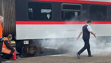 Keleiviai stebėjo, kaip desperati&scaron;kai bandyta i&scaron;judinti sugedusį traukinį.