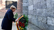 A.Merkel buvusioje Au&scaron;vico-Birkenau nacių mirties stovykloje.
