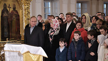 Vladimiras Putinas pamaldose dalyvavo &Scaron;ventųjų Simono ir Onos cerkvėje Sankt Peterburge.