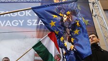 Vengrijos Jobbik partijos nariai degina ES vėliavą
