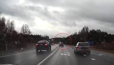 Užfiksuotas pažeidimas, vos nevirtęs kraupia avarija: chuligani&scaron;kai lenkęs BMW nematė tvarkingai lėtėjančio ir kairį posūkį rodančio automobilio.