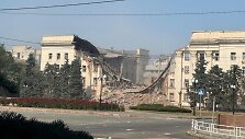 Chersone rusų bombos sugriovė srities administracijos pastatą