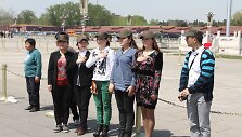 Patrioti&scaron;kai nusiteikusios pekinietės Tiananmenio aik&scaron;tėje