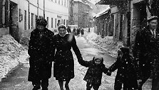 Šeima ir sniegas. Vilnius, Totorių gatvė, 1964 m.
