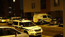 Policijos automobiliai prie namo, kuriame rastas lavonas