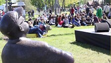 Bardų skverelis V.Kernagio skulptūros kaimynystėje.