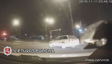 Pareigūnai tik &scaron;audydami į padangas sugebėjo sustabdyti bėglį.