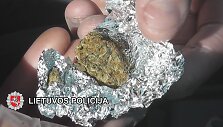 Narkotikus platinę asmenys pakliuvo pareigūnų akiratin.