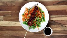 Kiaulienos &scaron;a&scaron;lykas su Teriyaki BBQ padažu ir įvairių daržovių salotomis