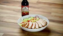 Vi&scaron;tiena su Teriyaki padažu ir įvairių daržovių salotomis