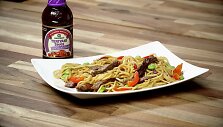 Kvietiniai makaronai su kiau&scaron;iniu ir kepsnys Teriyaki padaže