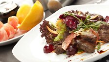 Vi&scaron;čiukų kepenėlių salotos su greipfrutais