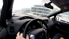 Elektromobilis, kaip ir hibridinis automobilis, gali savo kinetinę energiją paversti elektra