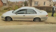 Tel&scaron;i&scaron;kis į gatvę i&scaron;važiavo automobiliu be padangų.