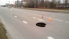 Klaipėdoje &Scaron;ilutės plente atsivėrė smegduobė