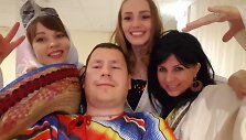 Anastasyia (3 i&scaron; kairės) kompanijos &bdquo;Lesta&ldquo; vakarėlyje