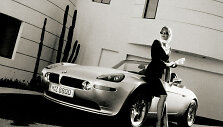 Moteris prie BMW Z8