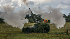 Lietuvos kariuomenės savaeigės haubicos PzH2000 pratybose &bdquo;Ugninis griausmas&ldquo;