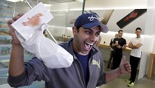 &bdquo;iPhone 6s&ldquo; pirkėjas Los Andžele džiaugiasi naujuoju telefonu