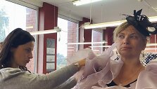 Komi&scaron;kos operos &bdquo;Pulko duktė&ldquo; kostiumų dailininkė Agnė Kuzmickaitė derina rūbų detales.KVMT nuotr3 (1)