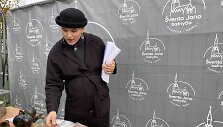 Archeologė dr. Raimonda Nabažaitė pristato radinius, kuriuos tyrinėtojams pavyko aptikti kasinėjimuose &scaron;v. Jono bažnyčios vietoje &scaron;iais metais.