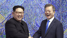 &Scaron;iaurės ir Pietų Korėjos lyderiai: Kim Jong Unas ir Moon Jae-inas 