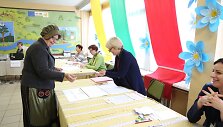 Jurbarko rajono Smalininkų miestelio gyventojai rinkti prezidento ir europarlamentarų atėjo pasipuo&scaron;ę tautiniais drabužiais