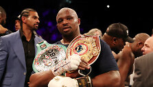 Dereckas Chisora prie&scaron; Dillianą Whyte'ą (mėlyna apranga)